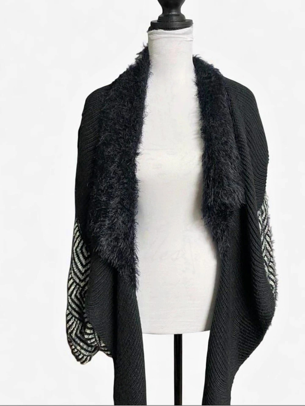 Vip Geometric Faux Fur Poncho Black & White XL Like New